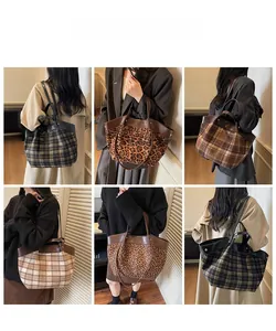 Vue détaillée de grands sacs cabas à motifs léopard et carreaux sur un mannequin