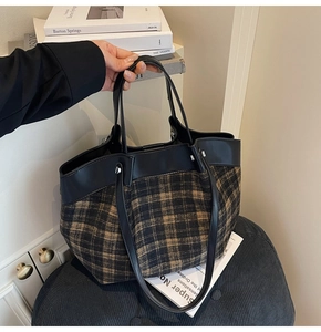 Détails du sac cabas vintage à carreaux marron avec coutures en cuir noir et rivets