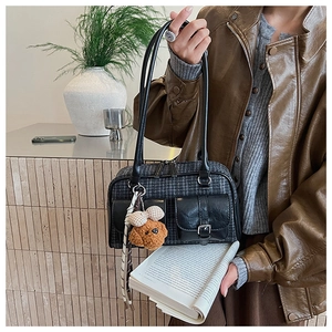 Détail du sac à bandoulière vintage pied-de-poule avec charm ours en peluche et poches