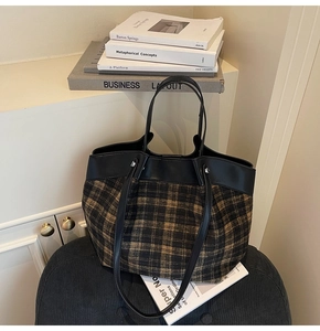 Gros plan détaillé du grand sac cabas à carreaux avec garniture en cuir et grand espace