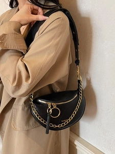 Sac selle croissant noir chic avec chaîne dorée et bandoulière en cuir réglable