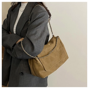 Détail du sac cabas matelassé marron vintage avec finition mate et chaîne en métal