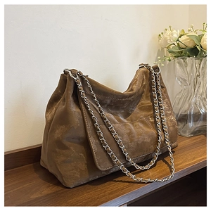 Détail du sac cabas vintage en cuir mat marron avec surpiqûres en losanges et chaîne argentée