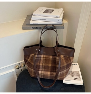 Gros plan du sac fourre-tout vintage avec garniture en cuir brun et fermoir à bouton-pression