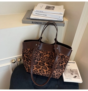 Détails du sac cabas à imprimé léopard avec anses en cuir marron et texture en toile