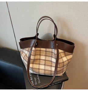 Détail du sac cabas vintage à carreaux avec finitions en similicuir et bandoulière