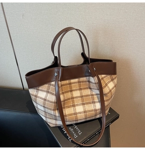 Détail du sac cabas vintage avec cuir marron et texture en tissu à carreaux