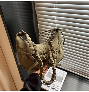 Gros plan détaillé du sac croissant en nylon vert armée avec nœud coulissant et fronces