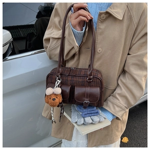 Détails du sac bandoulière vintage à carreaux avec un adorable pendentif ours peluche