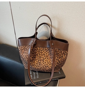 Détail du sac cabas vintage à motif léopard avec finitions et anses en cuir marron foncé