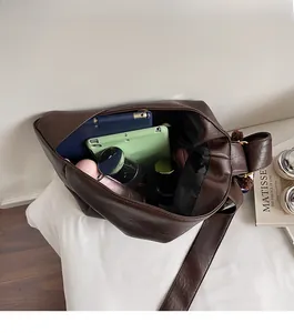 Vue détaillée de l'intérieur du grand sac seau marron montrant sa grande capacité
