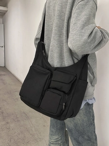 Sac bandoulière minimaliste en toile noire avec poches multiples pour travail ou étude