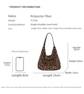 Comparaison détaillée des dimensions du sac hobo léopard avec un smartphone