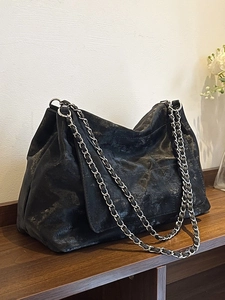 Sac cabas rétro en cuir noir mat avec bandoulière chaîne argentée pour femme