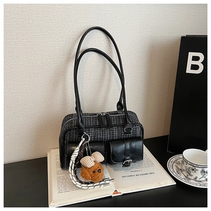 Sac oreiller à carreaux vintage avec pendentif chiot en peluche et poches avant à boucle