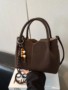 Retro PU Leather Bucket Bag For Women High-End Minimalist Commuting Shoulder Crossbody Bag With Beaded Tassel Charm