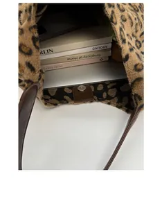 Intérieur spacieux du sac cabas en peluche léopard avec ordinateur et livres