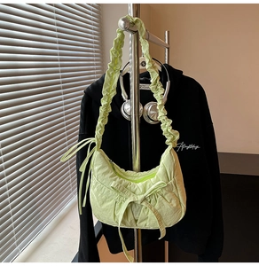 Détail du sac croissant vert menthe avec bandoulière plissée et grand nœud déco