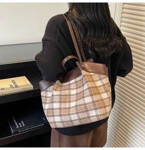 Détail du grand sac cabas vintage à carreaux montrant sa capacité porté par un mannequin
