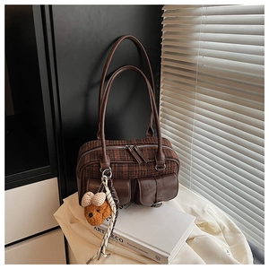 Sac sous l'aisselle à carreaux marron avec poches en cuir vintage et breloque ours
