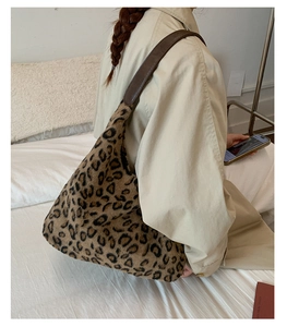 Détail du sac cabas en peluche léopard avec fausse fourrure et bandoulière en cuir