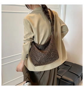 Detailed view of large leopard print tote bag made of thick canvas with wide shoulder strap