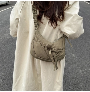 Détail du sac nuage matelassé vert olive avec nœud et bandoulière froncée