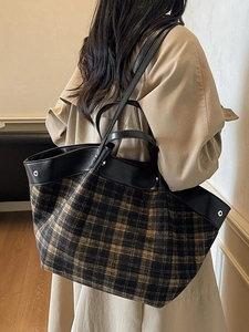 Grand sac cabas vintage à carreaux avec finitions cuir porté avec un trench beige