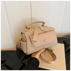 Dettaglio mini borsa Boston in pelle beige con manico e tracolla in jacquard