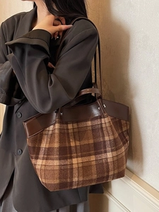 Sac cabas vintage à carreaux avec détails en cuir marron pour mode automnale