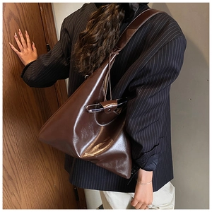 Detail showing high-gloss leather texture and Chic-Style text on a dark brown tote bag