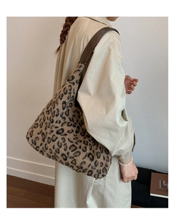 Détail macro du sac cabas en peluche imprimé léopard avec bandoulière en cuir pour l'automne