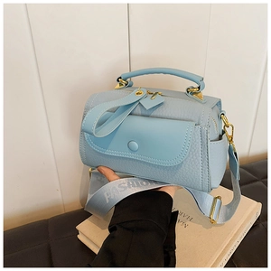 Dettaglio borsa a bauletto azzurra in pelle PU con ampia tracolla logata FASHION