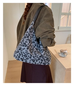 Détail du sac hobo léopard montrant sa grande capacité et sa texture douce sur modèle