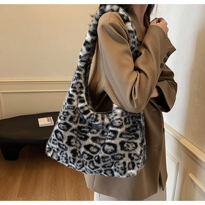 Dettaglio della borsa tote in ecopelliccia leopardata con tracolla larga e morbida consistenza