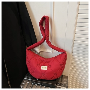 Détail du sac à bandoulière matelassé rouge en nylon avec motifs de cœur sur porte