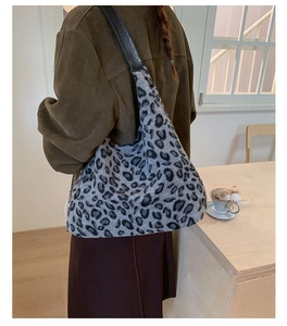 Vue détaillée du sac cabas en peluche à motif léopard gris avec bandoulière noire robuste