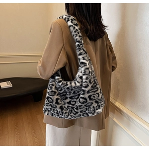 Dettaglio della borsa tote leopardata in ecopelliccia che mostra la consistenza morbida
