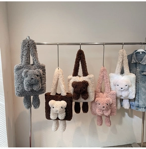 Détail de sacs à main en peluche avec oursons 3D mignons déclinés en cinq coloris
