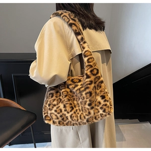 Dettaglio della borsa tote in ecopelliccia leopardata con texture morbida e tracolla