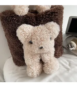 Détail du sac cabas en polaire marron avec un joli décor d'ours en peluche blanc en relief