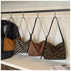 Détail de quatre sacs hobo élégants en daim, à carreaux et aux imprimés léopard