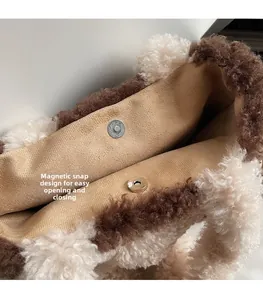 Détail du fermoir magnétique d'un sac en laine d'agneau pour une ouverture facile