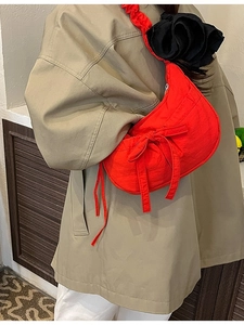 Sac bandoulière demi-lune rouge en nylon avec nœud et bandoulière à volants plissés