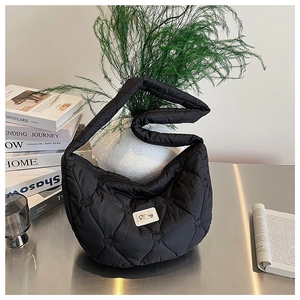 Gros plan du motif matelassé en forme de cœur et de la texture du sac bouffant noir