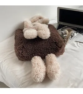 Détail de la texture épaisse en polaire sherpa sur un sac à main ours brun mignon