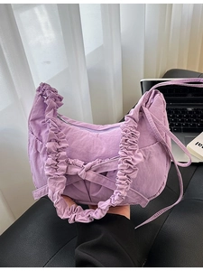 Sac croissant violet clair avec poignée plissée et détail de nœud élégant