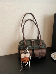 Sac à épaule vintage à carreaux verts avec bordure en cuir et charm chien en peluche