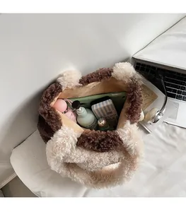 Vue détaillée de la grande capacité intérieure du sac cabas en peluche marron et beige
