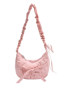 Sac bandoulière demi-lune rose plissé avec nœud décoratif et large sangle